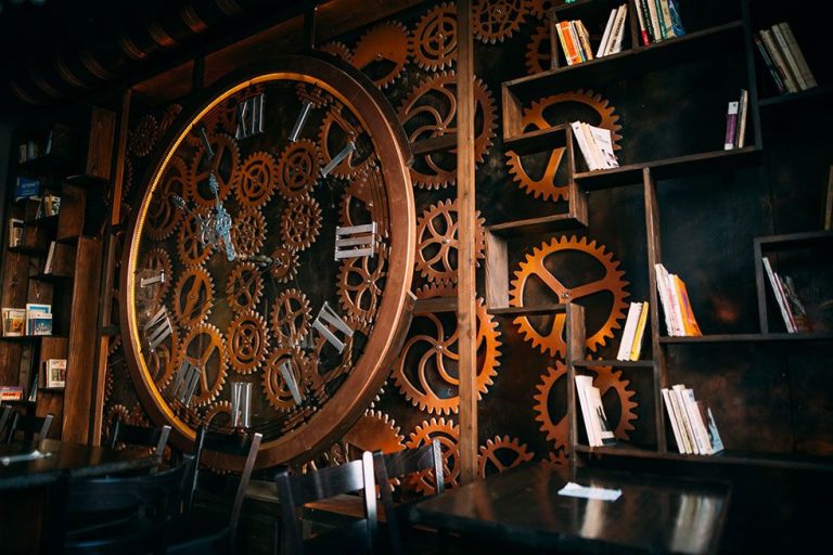 Enigma cafe. Pierwszy na świecie kinetyczny steampunk bar.