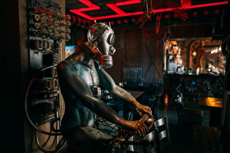 Enigma Cafe kinetyczny streampunk bar